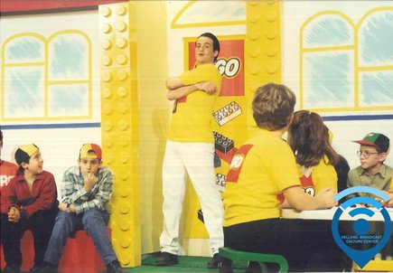 Ο παρουσιαστής Νίκος Παυλιτίνας στην εκπομπή του Junior's Tv "LEGO" τη δεκαετία του 1990