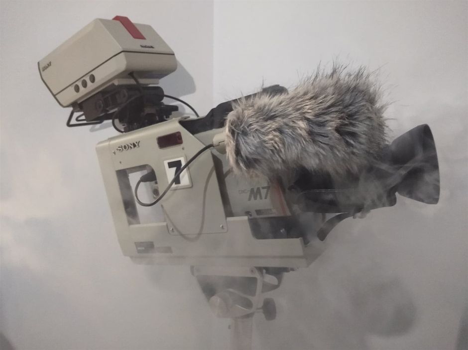SONY Broadcast Vintage Kit VIDEO CAMERA DXC-M7 + CA-M7 STUDIO ADAPTER. 3 ccd enf/efp color camera, 700L resolution,variable shutter speed, 3 position vtr selector, split field color bars, rs-170a sync signalgen, composite, rgb, r-y/b-y, y/c out.

With the adjunct of the OXC-M3A, high quality video became affordable. With the
appearance of the OXC-3000, videographers were freed from many of the limitations imposed for years by tube technology
By combining the experience gained in the production of tens of thousands of professional CCD cameras, and a near generation of CCD sensors, Sony engineers have achieved a quantum leap in the performance of solid state cameras.
Integrating a higher density CCO array (developed to increase resolution while actually decreasing noise) with signal processing developed to complement the unique characteristics of CCO's, the OXC-Ml actually produces a better picture than could even be hoped for in a tube camera at anywhere near the same cost. Lessons learned from thousands of customers have also led to a system of camera ergonomics, controls and accessories more flexible than any other camera ever equipped to the professional video community.