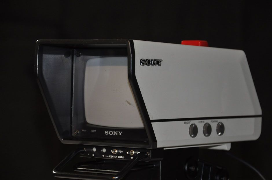 SONY Broadcast Vintage Kit VIDEO CAMERA DXC-M7 + CA-M7 STUDIO ADAPTER. 3 ccd enf/efp color camera, 700L resolution,variable shutter speed, 3 position vtr selector, split field color bars, rs-170a sync signalgen, composite, rgb, r-y/b-y, y/c out.

With the adjunct of the OXC-M3A, high quality video became affordable. With the
appearance of the OXC-3000, videographers were freed from many of the limitations imposed for years by tube technology
By combining the experience gained in the production of tens of thousands of professional CCD cameras, and a near generation of CCD sensors, Sony engineers have achieved a quantum leap in the performance of solid state cameras.
Integrating a higher density CCO array (developed to increase resolution while actually decreasing noise) with signal processing developed to complement the unique characteristics of CCO's, the OXC-Ml actually produces a better picture than could even be hoped for in a tube camera at anywhere near the same cost. Lessons learned from thousands of customers have also led to a system of camera ergonomics, controls and accessories more flexible than any other camera ever equipped to the professional video community.