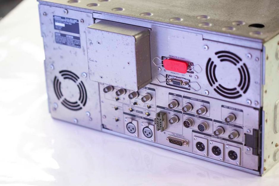 Sony Umatic SP bvu-950p video recorder player.
The BVU-950 Editing U-matic incorporates Sony's Superior Performance (SP) technology, to offer higher picture quality and dubbing capability, while remaining compatible with ealier high-band U-matics.
It also features a plug-in wide window time base corrector and time code generator/reader options. It was one of the first VTRs to use the search dial for setting and displaying time code diagnostics, VTR functions and much more.
Improved audio performance is guaranteed by adoption of Dolby C noise reduction for SP tapes, with auto-detection/activation on playback.

Improved design makes unit lighter than predecessors.
FM carrier frequency 0.8MHz up on normal high-band, improves luminance resolution to 300 lines for clear, detailed colour/monochrome playback.
Fully compatible with high band U-matics in luminance signal deviation (1.6MHz) and chroma sub-carrier frequence (924kHz).
Takes low/high band and SP tapes, with built in auto selection of system and Dolby in/out detection when using Sony KSP tapes.
Improved video circuitary improves luminance/chrominance ringing performance.
Dolby C noise reduction improves audio signal-to-noise ratio to 72dB (measured by CCIR/ARM filter, RMS).
heads and playback circuit improve audio frequency response and raise non-Dolby signal-to-noise ratio to 52dB in SP mode.
Improved controls for audio/erase/record/playback heads improve audio insert editing accuracy.
First-ever plug-in time base correction available with optional BKU-903, a full-feature wide window TBC with seperate remote controller.
Optional BKU-905 plug-in time code generator/reader permits sophisticated time code editing.
Dial operated setting and LED/monitor display of codes, diagnostics, preroll and operational data, with built in character generator.
Built in 2-machine editing facility with RS-422 remote control interface.
Bidirectional shuttle/jog options giving quality pictures from STILL to 10 times normal or frame by frame.