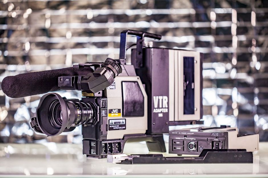Vintage JVC BY-110 Videocamera VTR ADAPTER VHS BR-1600EG

Extremely compact, lightweight--8.2 lbs. with lens and 1