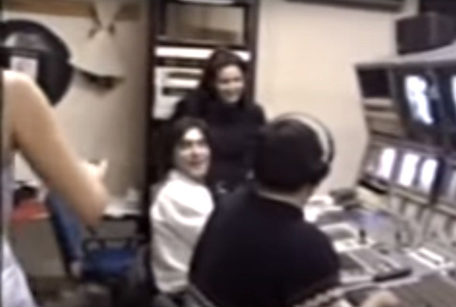 Omega TV (ΩΜΕΓΑ ΤΗΛΕΟΡΑΣΗ) control room 2000. Defunct Greek television channel at Thessaloniki Greece. 
ΩΜΕΓΑ ΤΗΛΕΟΡΑΣΗ. Ιστορική αναδρομή
Τη δεκαετία του 1990 έως τις αρχές του 2000, στη Θεσσαλονίκη άκμαζαν οι τοπικοί τηλεοπτικοί σταθμοί και μάλιστα με μεγάλη θεαματικότητα. Στις φωτογραφίες σας παρουσιάζουμε έναν από αυτούς που διέθετε εξαιρετικό broadcast τηλεοπτικό εξοπλισμό. Πρόκειται για την ΩΜΕΓΑ ΤΗΛΕΟΡΑΣΗ.
Η χρυσή εποχή του καναλιού ήταν μεταξύ 1996-1999 όταν η διοίκηση του καναλιού των Στέφανου Διαμαντόπουλου και Λευτέρης Μαρόγλου είχε και τον ραδιοφωνικό σταθμό 