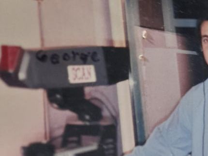 Από το παλιό στούντιο του σταθμού το 1995, διαπιστώνουμε ότι χρησιμοποιούσαν PANASONIC F15 κάμερες.Υπήρχαν και  M7 vhs βιντεοκάμερες. Φωτογραφία Γιώργος Γεμενετζης.