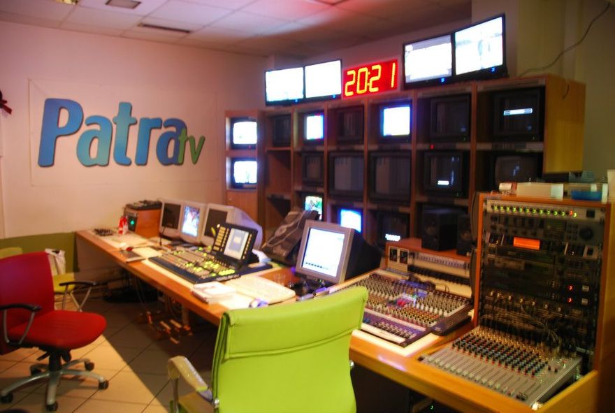Το control room του Patra Tv μετά την αναβάθμιση του σταθμού από τον νέο ιδιοκτήτη Αδαμάντιο Πολέμη. Διακρίνουμε τον τηλεοπτικό μίκτη Snell Wilcox