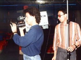 Ο Ιταλός Ντι Σαντο Λουίτζι (δεξιά στην φωτό) ήταν ο κάμεραμαν που ο Λάκης Παπαμιχαήλ έφερε από την Ιταλία το 89′ στο κανάλι. Μάλιστα είναι ο πρώτος κάμεραμαν που πήρε σύνταξη από αυτήν τη δουλειά.