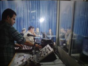 Φωτογραφία από το control της TVS και στο βάθος το studio με live πολιτική εκπομπή.