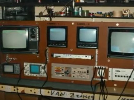 Τηλεοπτικό ob van για το TVM, το οποίο χρησιμοποιούσαν και για παραγωγές της ΕΡΤ. Διακρίνουμε τον μίκτη εικόνας JVC KM1200