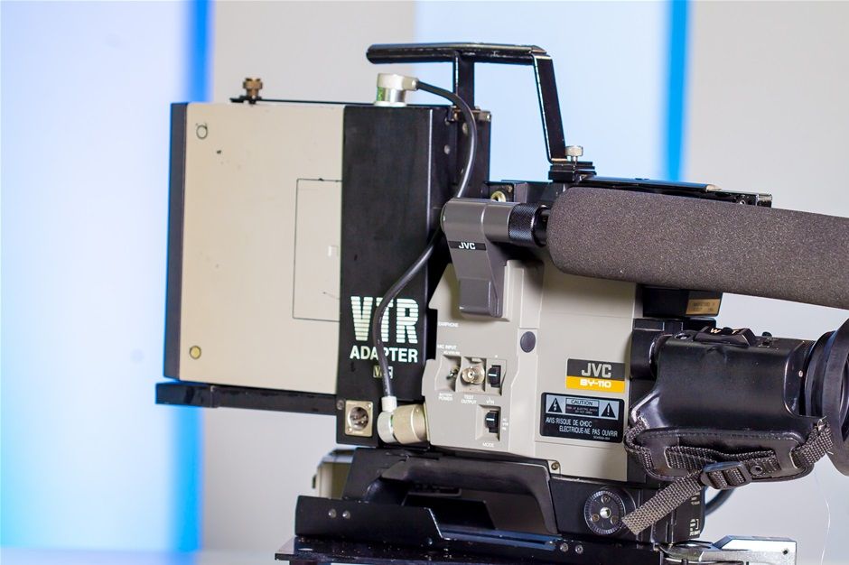 Vintage JVC BY-110 Videocamera VTR ADAPTER VHS BR-1600EG

Extremely compact, lightweight--8.2 lbs. with lens and 1