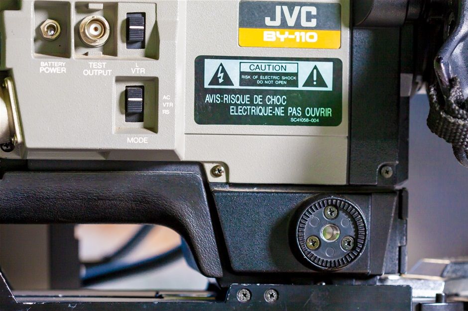 Vintage JVC BY-110 Videocamera VTR ADAPTER VHS BR-1600EG

Extremely compact, lightweight--8.2 lbs. with lens and 1
