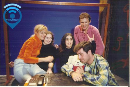 Η νεανική ομάδα του Junior's Tv τη δεκαετία του 1990. Πάνω δεξιά Ν. Κολοκοτρώνης, αριστερά Ειρήνη Λεγάκη, κέντρο Κατερίνα Δημ
